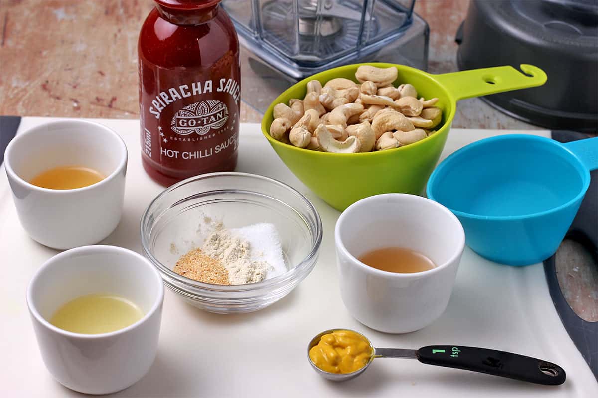 The ingredients for cashew mayo with sriracha sauce.
