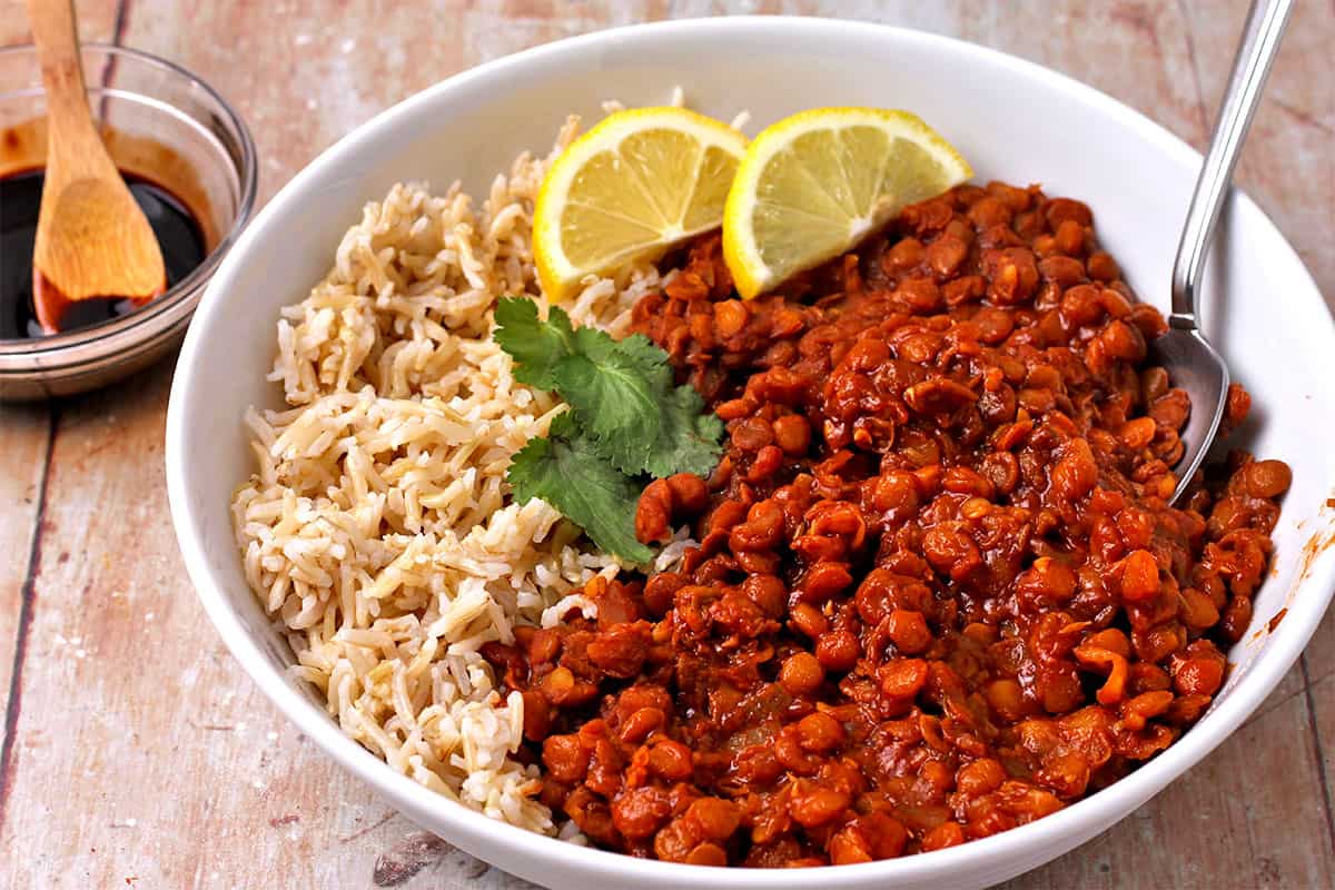 Lentils with tamarind sauce with rice in a bowl.