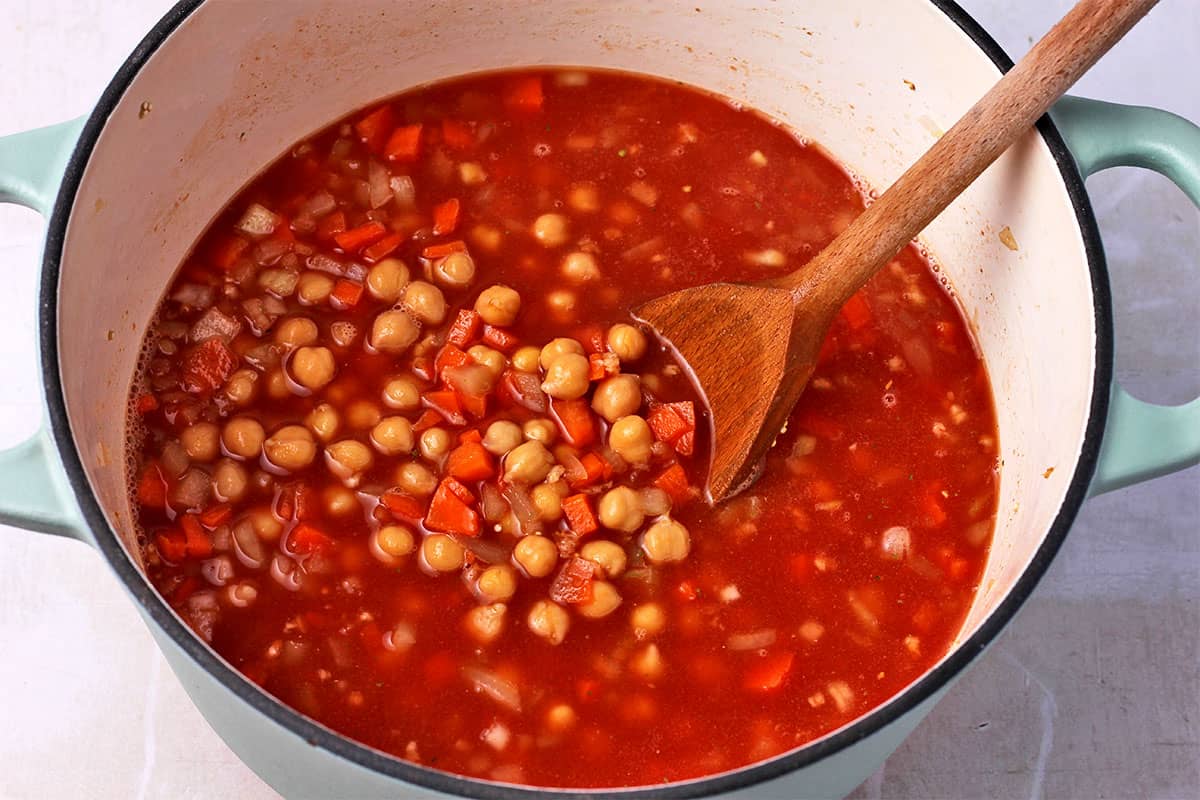 Chickpeas and carrots in vegetable broth.