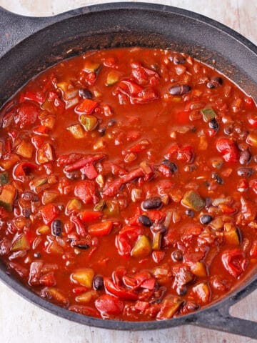 Black bean chili with tomatoes and zucchini.