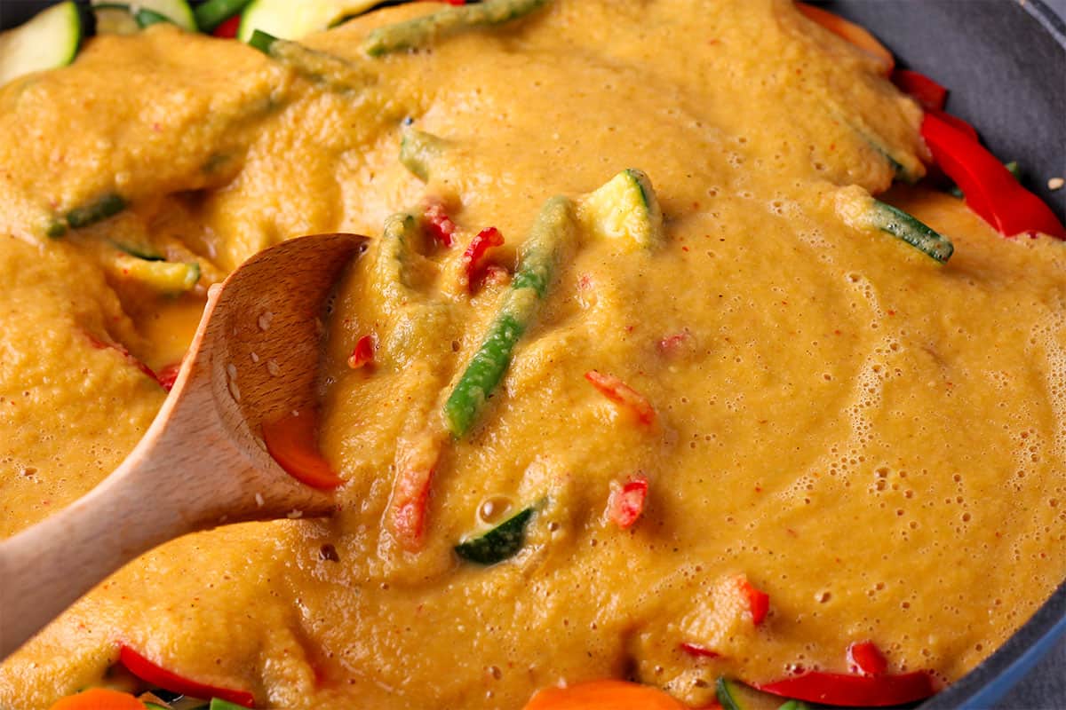 Mango sauce is mixed with vegetables.