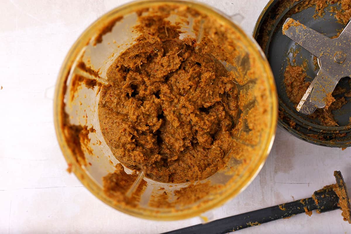Massaman curry paste is blended in a blender jar.
